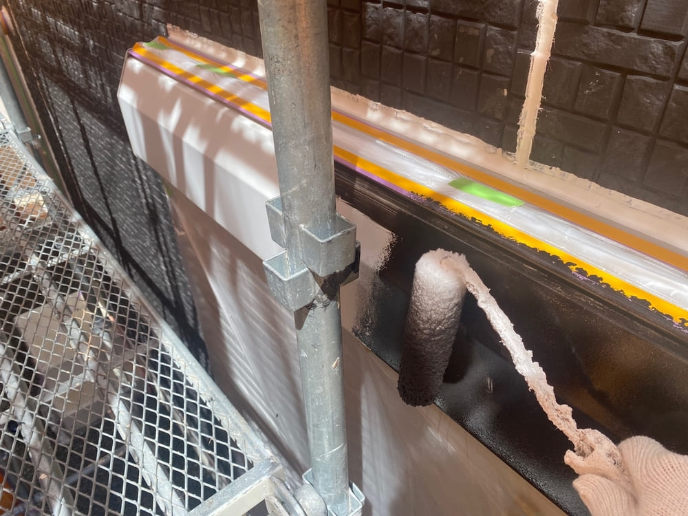 S様(伊賀)シャッターボックス(下塗り) 伊賀市の外壁塗装をリペイント匠が施工した写真