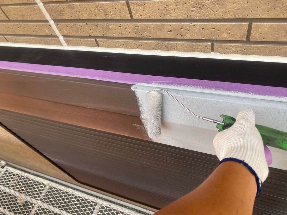 シャッターボックス(下塗り) 多気郡で外壁塗装と防水工事をリペイント匠が施工した写真