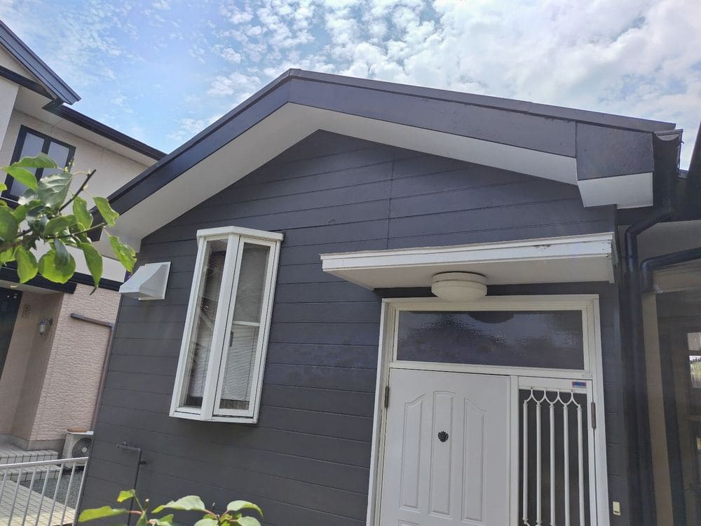 亀山市の外壁塗装、屋根工事、屋根塗装をリペイント匠が施工した写真