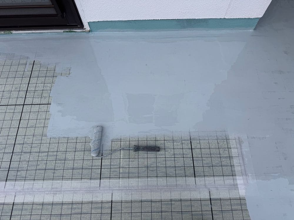 鈴鹿市_A様_防水(1層目) 鈴鹿市の防水工事をリペイント匠が施工した写真