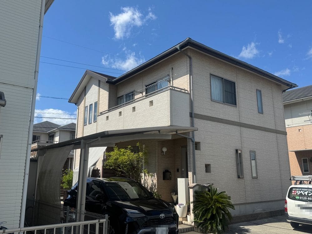 四日市市_H様_外壁全体1(施工前) 四日市市の外壁・屋根塗装をリペイント匠が施工した写真