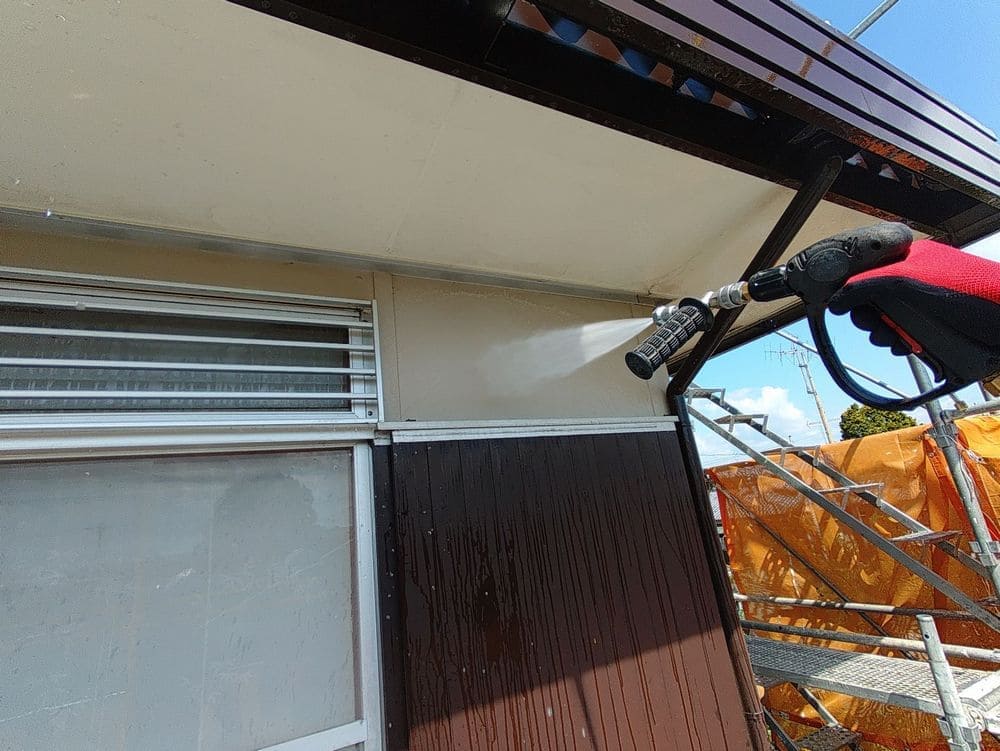 高圧洗浄(外壁) 松阪市で外壁塗装と屋根工事をリペイント匠が施工した写真
