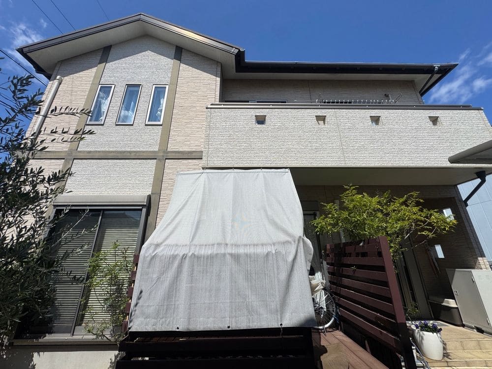 四日市市_H様_外壁全体4(施工前) 四日市市の外壁・屋根塗装をリペイント匠が施工した写真