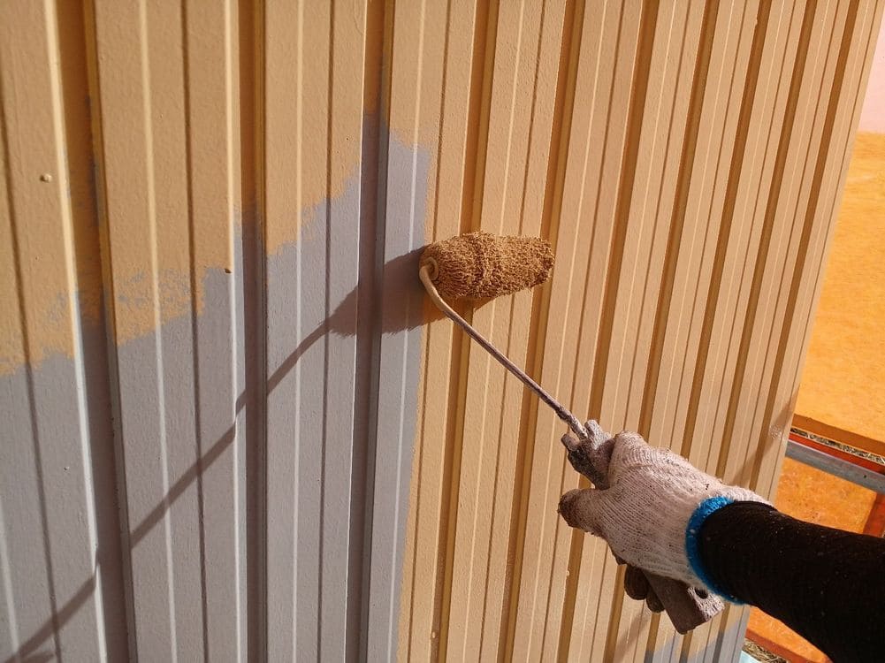 鈴鹿市_T様_外壁(中塗り1) 鈴鹿市の外壁塗装、屋根塗装をリペイント匠が施工した写真