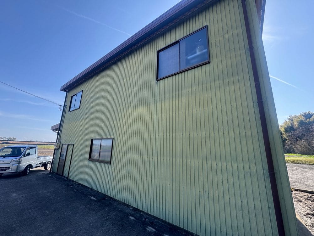 鈴鹿市_T様_施工前_外壁全体 (2) 鈴鹿市の外壁塗装、屋根塗装をリペイント匠が施工した写真
