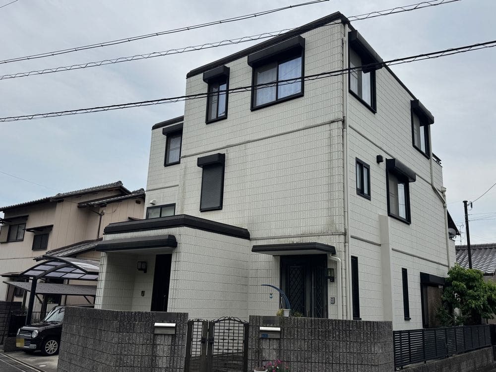 四日市市_H様_外壁全体3(施工前) 四日市市H様邸の外壁・屋根塗装の写真