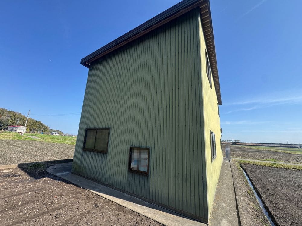 鈴鹿市_T様_施工前_外壁全体 (3) 鈴鹿市の外壁塗装、屋根塗装をリペイント匠が施工した写真