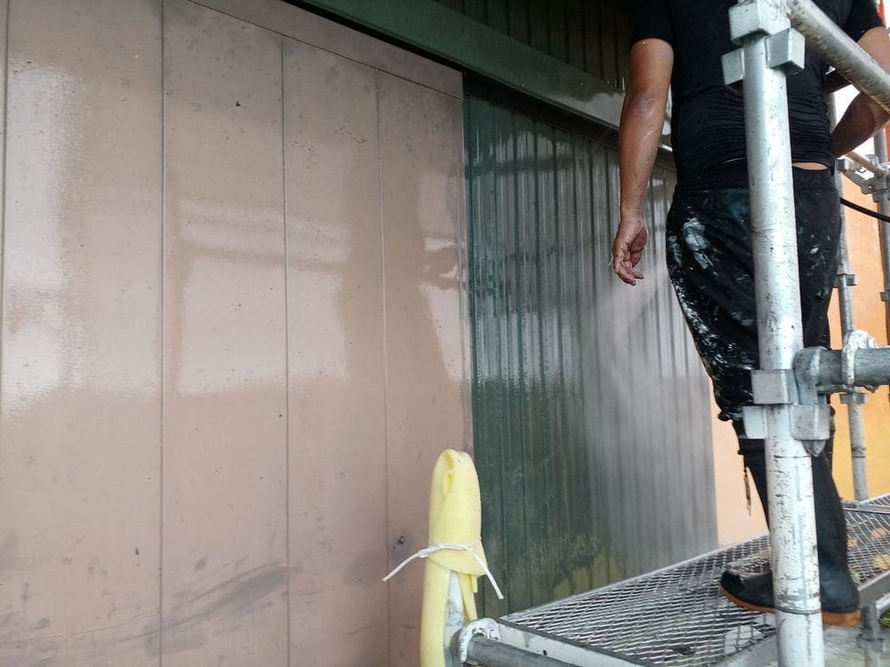 鈴鹿市_T様_高圧洗浄(外壁) (2) 鈴鹿市の外壁塗装、屋根塗装をリペイント匠が施工した写真