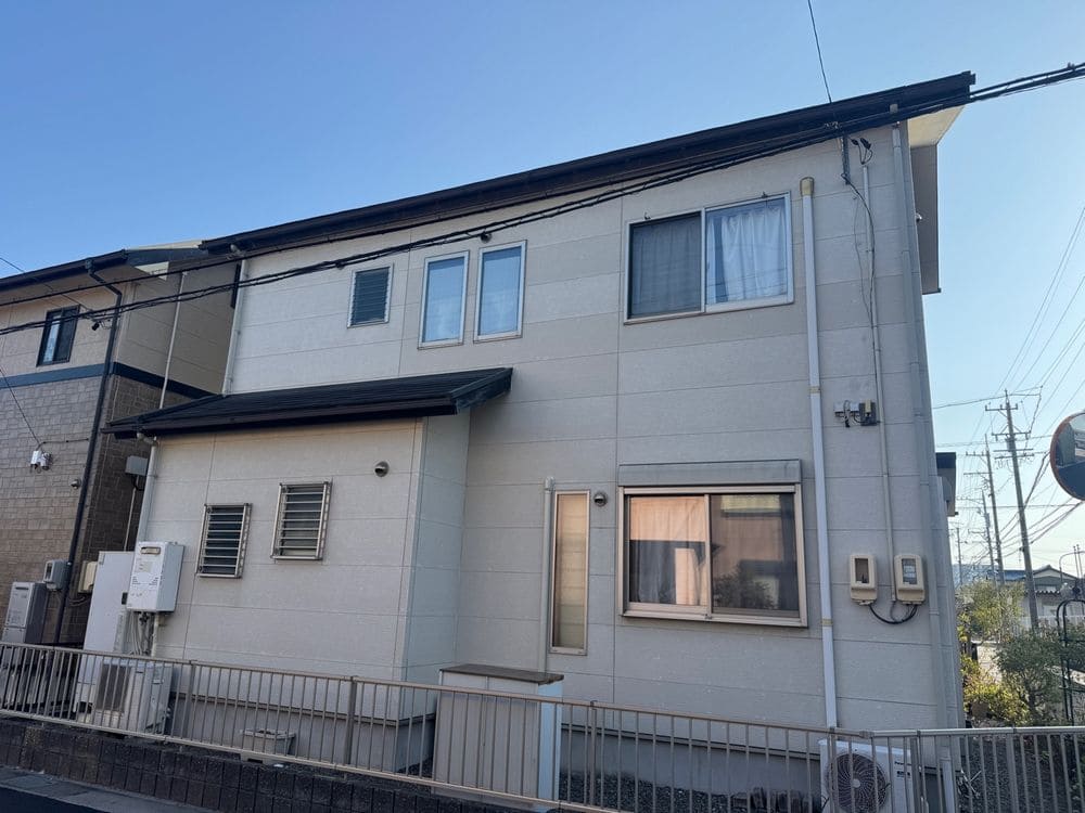 四日市市_S様_外壁全体4(施工前) 四日市市S様邸を外壁・屋根塗装した写真