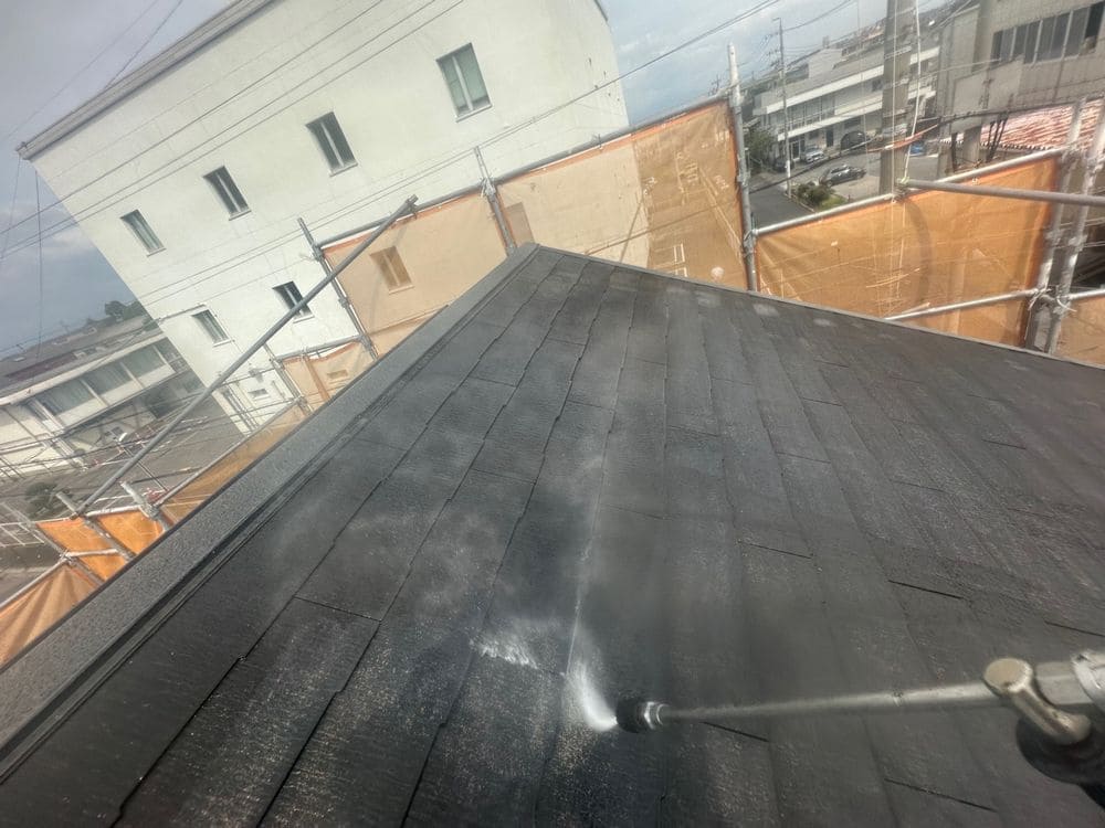 四日市市_S様_高圧洗浄2(屋根) 四日市市S様邸を外壁・屋根塗装した写真