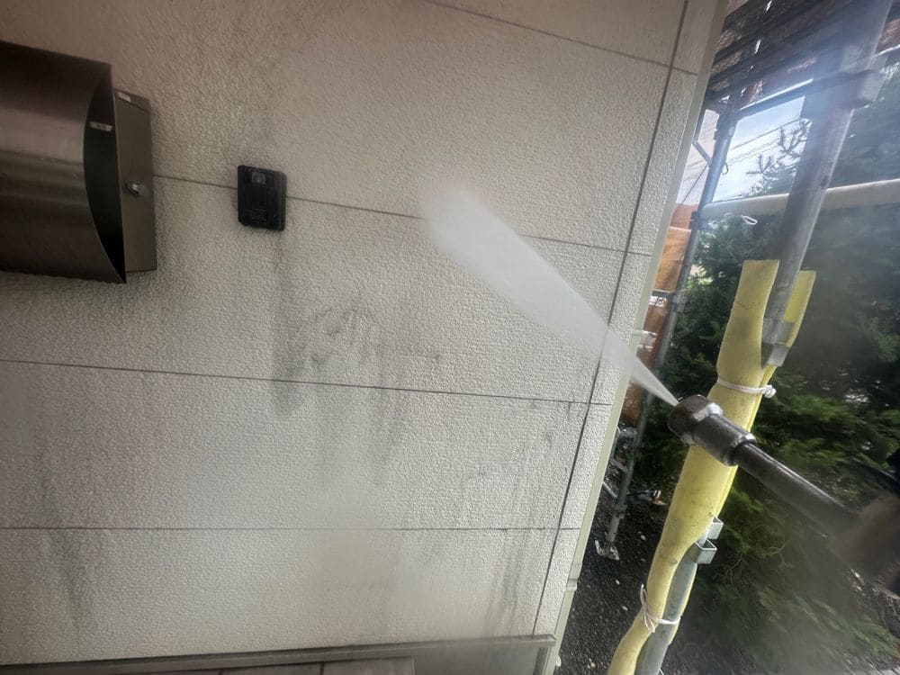 四日市市_S様_高圧洗浄1(外壁) 四日市市S様邸を外壁・屋根塗装した写真