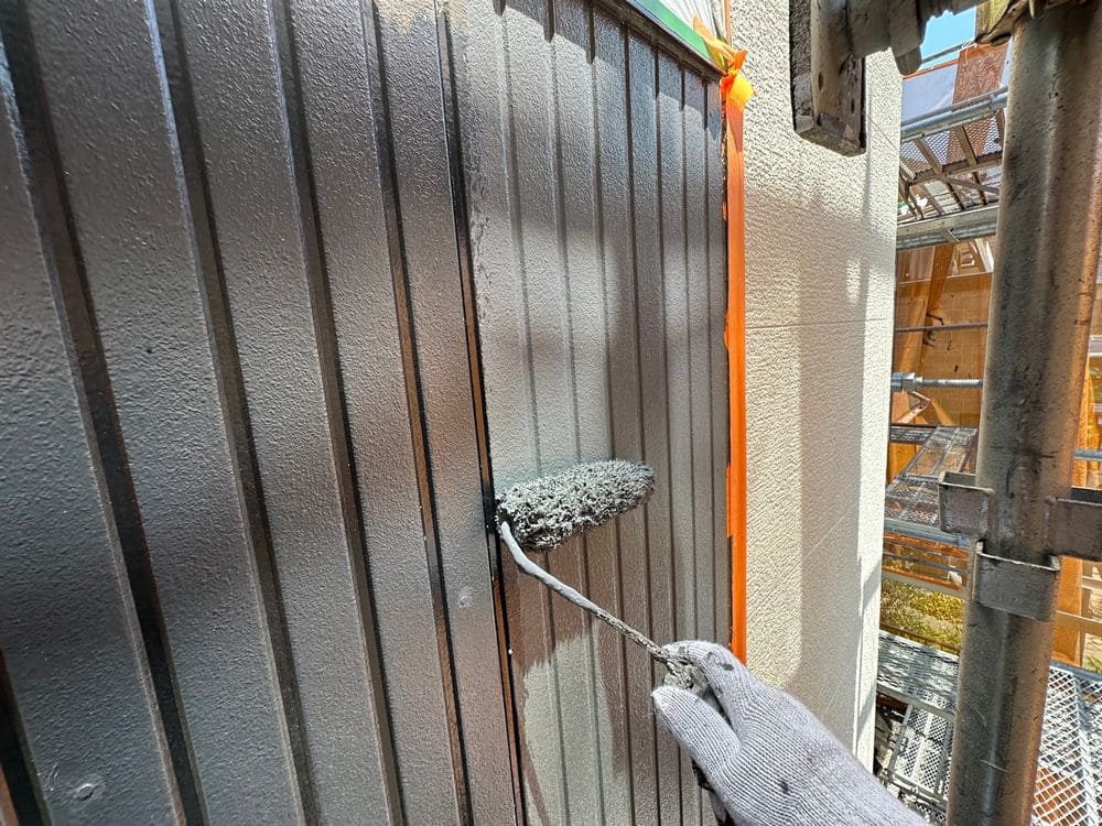 四日市市_S様_外壁2(中塗り) 四日市市S様邸を外壁・屋根塗装した写真