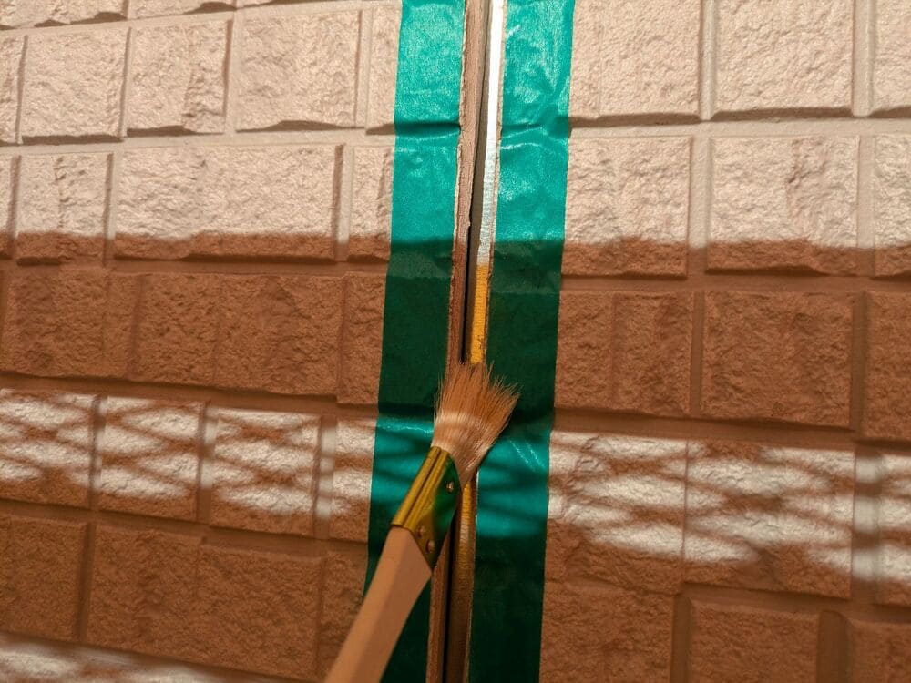 O様(津)外壁塗装_シール(プライマー塗布) O様(津)外壁塗装_シール(プライマー塗布)