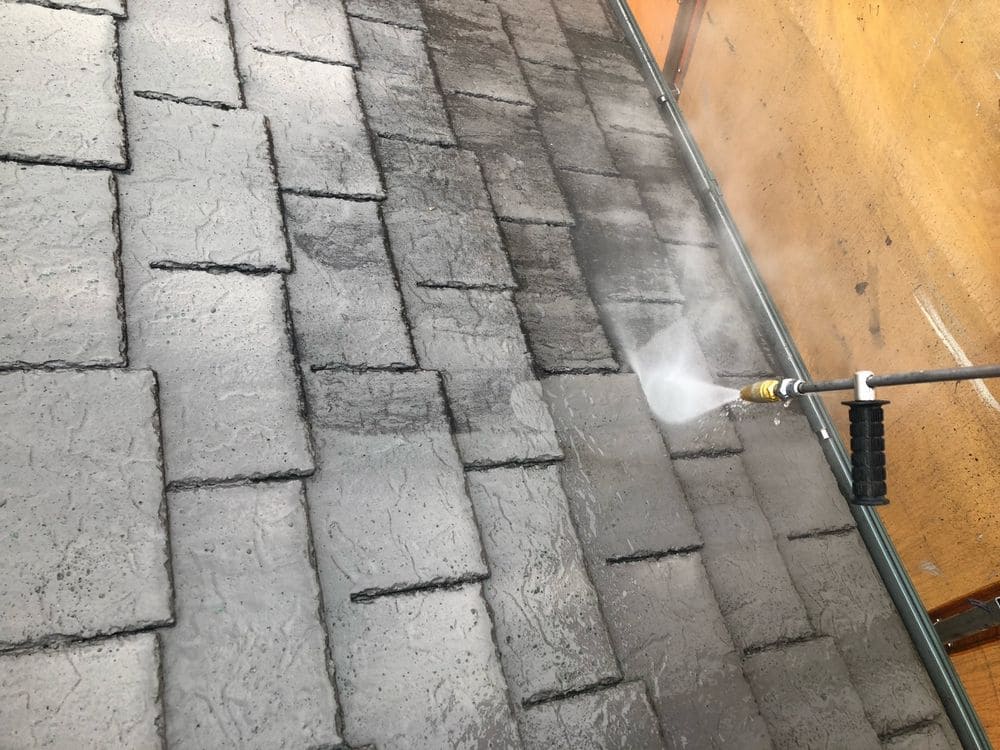 H様(伊賀市)高圧洗浄(屋根) 伊賀市の外壁塗装、屋根塗装をリペイント匠が施工した写真