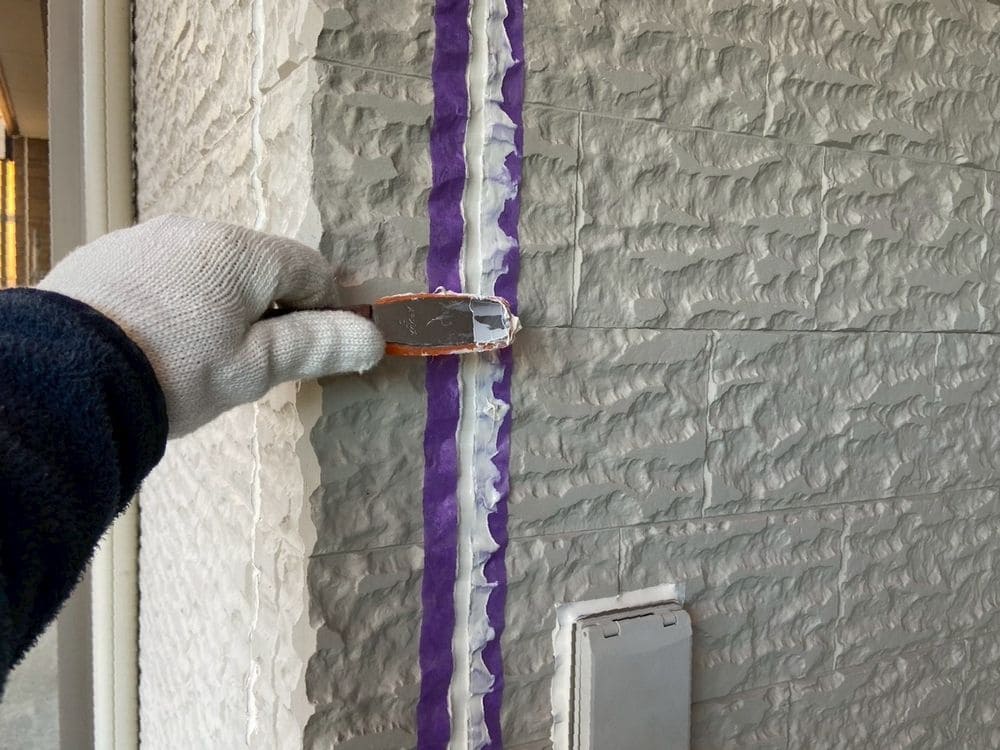 H様(伊賀市)_シール(打ちならし) 伊賀市の外壁塗装、屋根塗装をリペイント匠が施工した写真