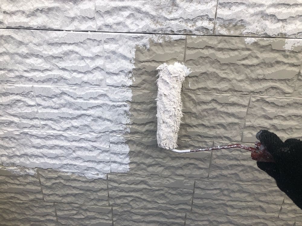 H様(伊賀市)_外壁(下塗り1) 伊賀市の外壁塗装、屋根塗装をリペイント匠が施工した写真