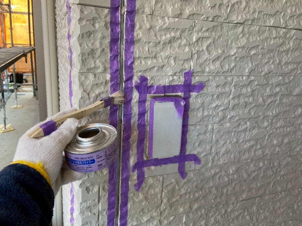 H様(伊賀市)_シール(プライマー塗布) 伊賀市の外壁塗装、屋根塗装をリペイント匠が施工した写真